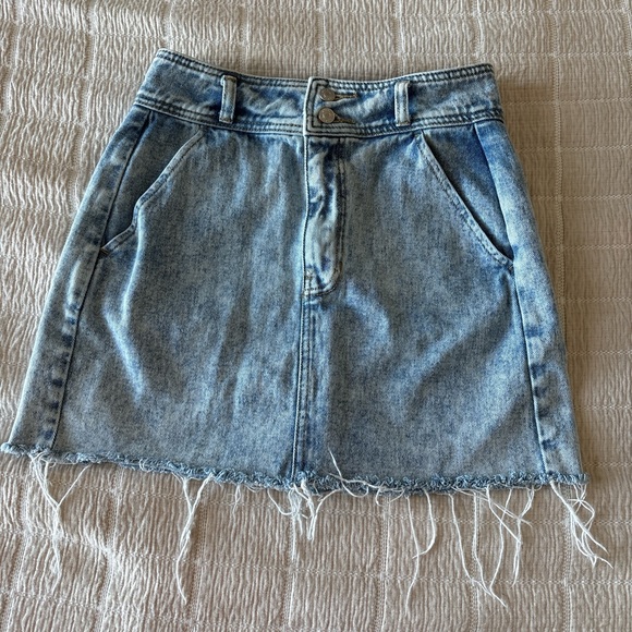 PacSun Dresses & Skirts - Pacsun Mini Light Wash Jean Skirt with Pockets Size 26 Length 15in